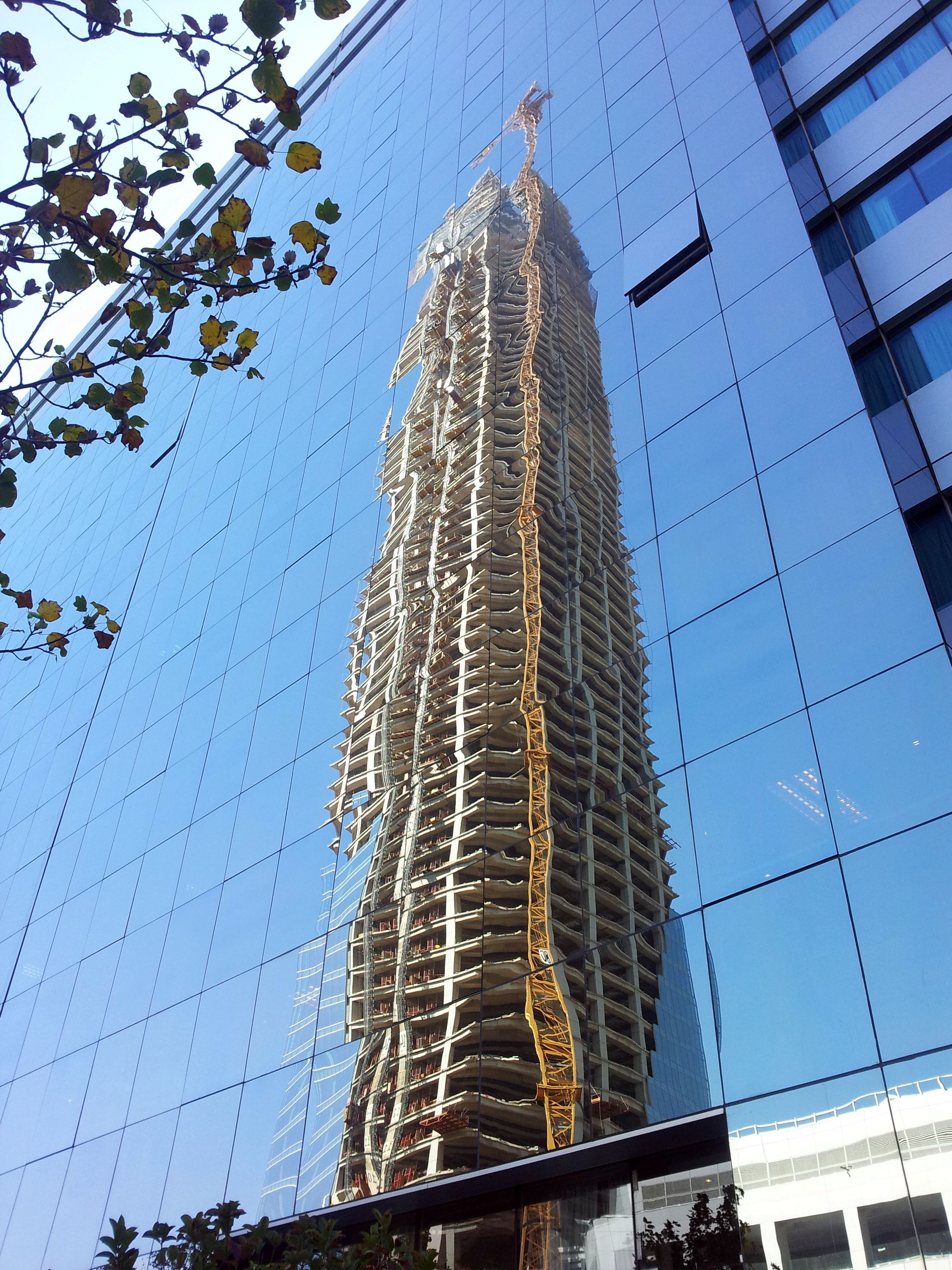 Gran Torre Santiago, reflejada en el hotel Radisson, en Santiago de Chile.