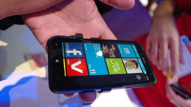 Teléfono móvil HTC con Windows Phone en la feria CES 2012 en Las Vegas, EEUU