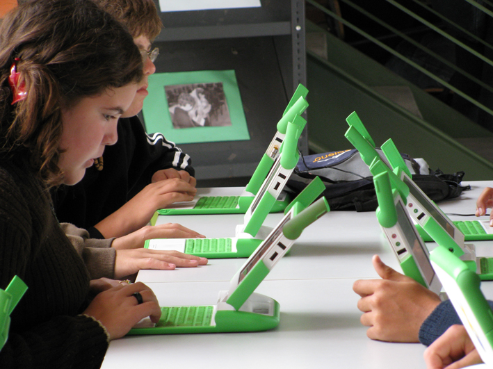 Estudiantes de secundaria con sus computadoras. Fuente: Wikimedia.