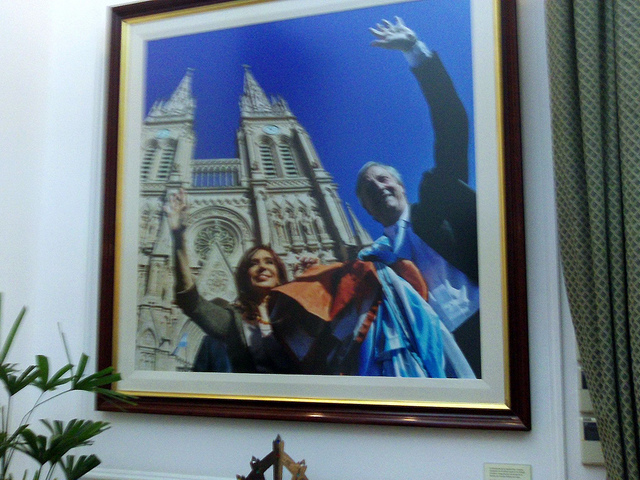 Fotografía de Cristina Fernández y Néstor Kirchner en la Basílica de Luján, en la antesala del despacho presidencial en la Casa de Gobierno.