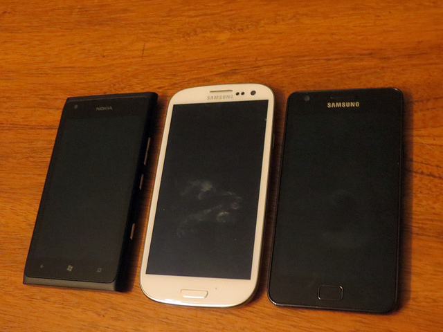 De izquierda a derecha: Nokia Lumia 900, Samsung Galaxy S III y II, todos apagados.