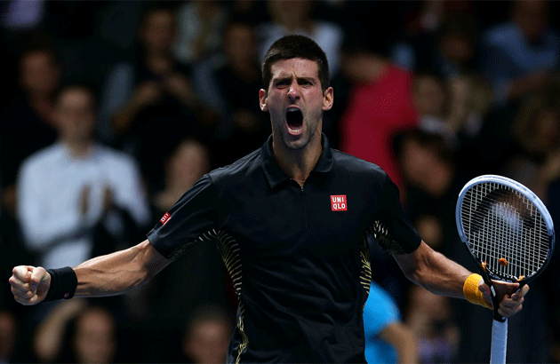 Novak Djokovic festeja su triunfo sobre Roger Federer en la final de la Copa Masters 2012.