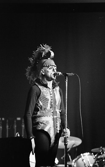 Peter Gabriel en un recital de Genesis. Fuente: Wikimedia.