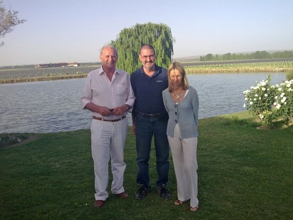 Adriano Senetiner y Cecilia Zunino, en Villa Rosa, flanqueando al editor de este blog. Vino