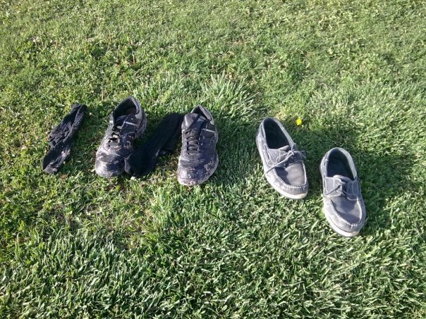 A la izquierda, mis zapatillas. A la derecha, los zapatos de Adriano Senetiner.