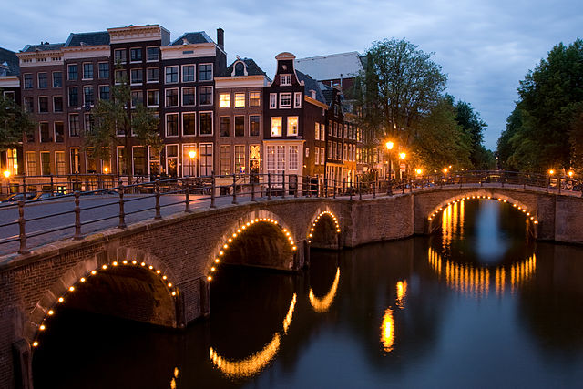 El Reguliersgracht en su esquina con el Keizersgracht, en Ámsterdam. Fuente: Wikimedia.
