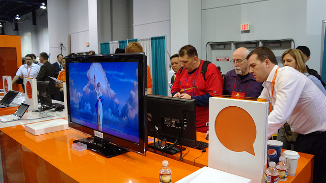 Walt Mossberg en el stand de Canonical en CES 2012, y ante un Smart TV con Ubuntu.