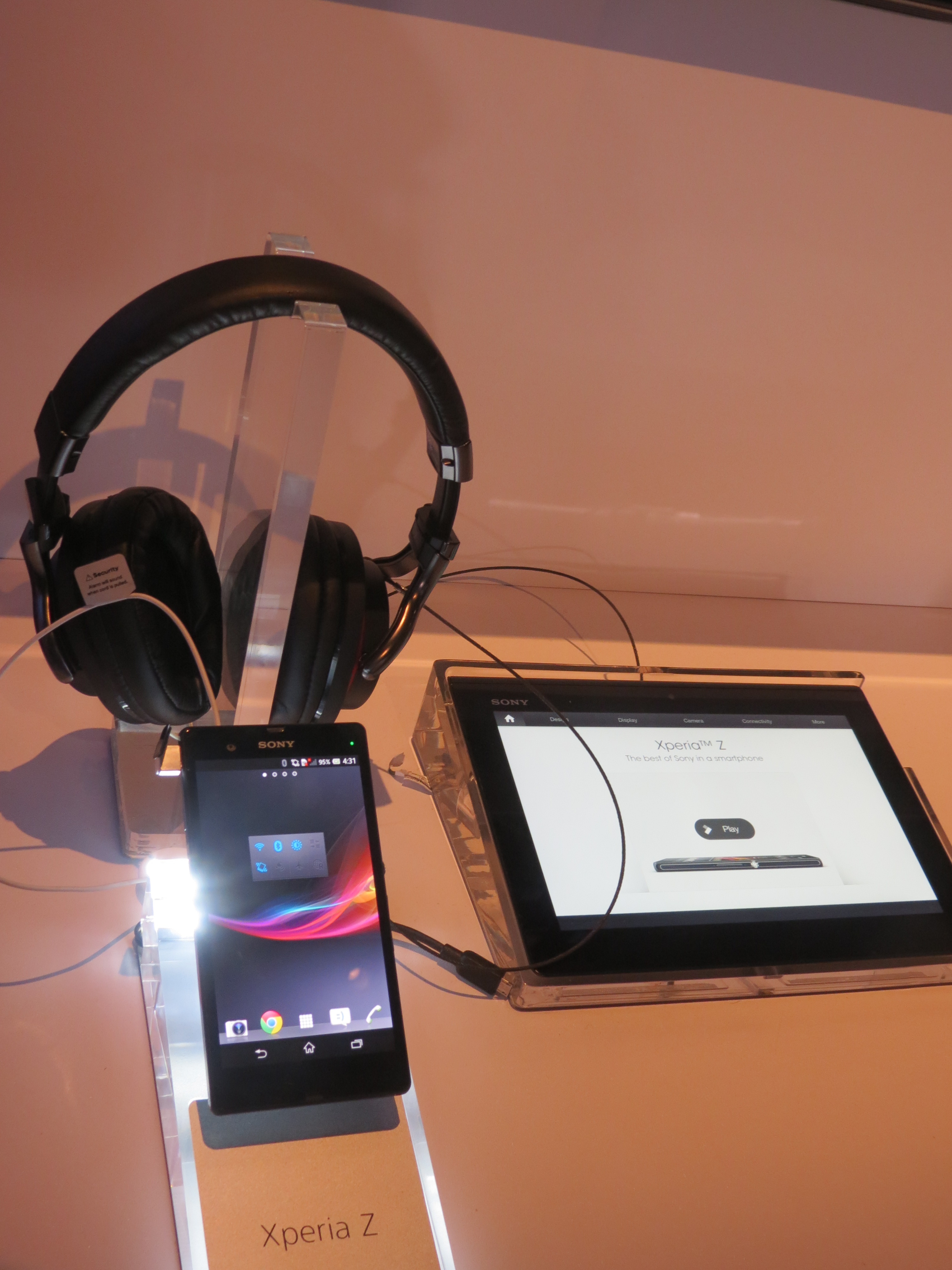 Tableta, teléfono y auriculares de Sony que soportan la platafoma One-Touch, en CES 2013.