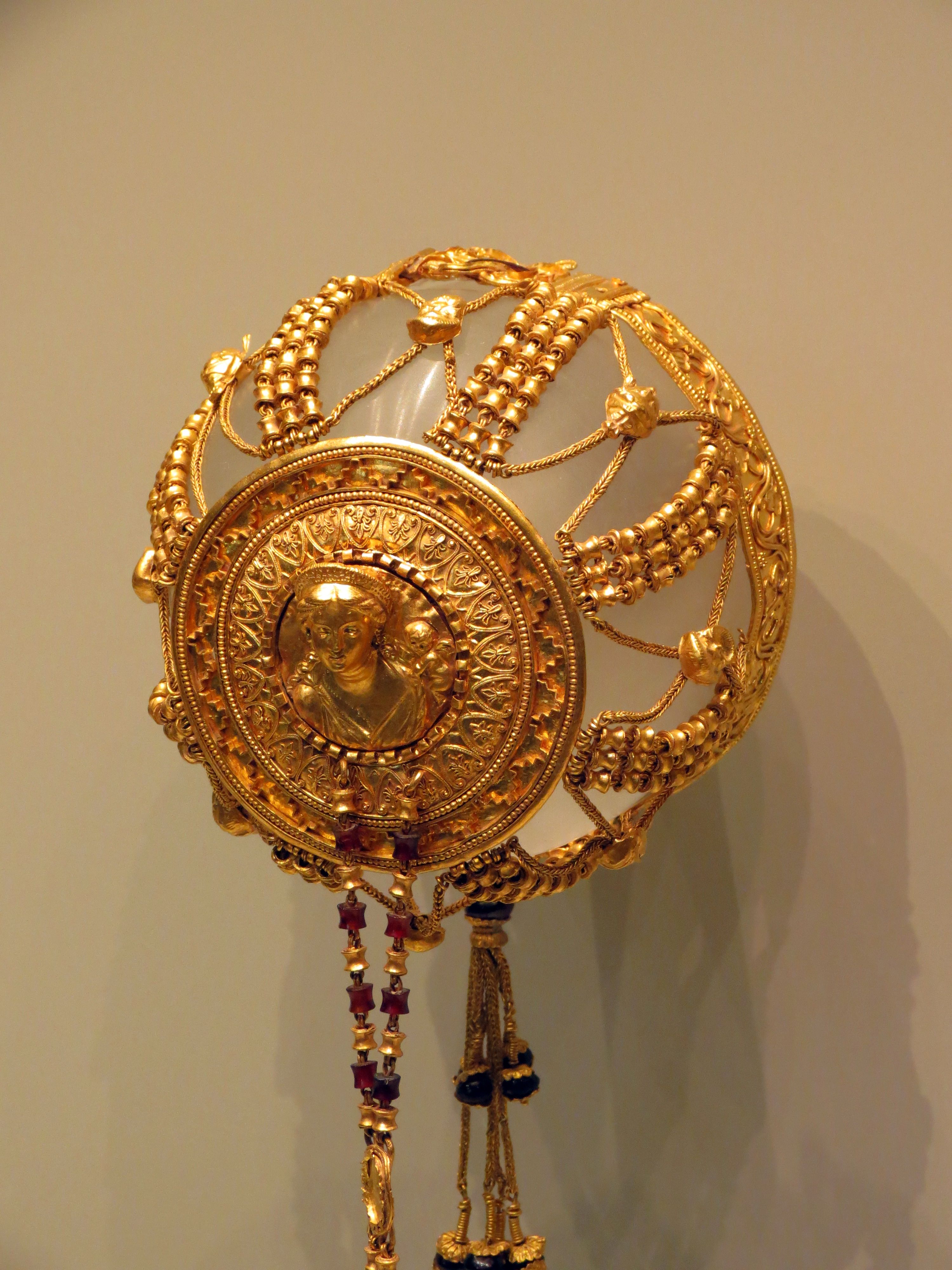 Rodete de oro egipcio en el museo de Getty Villa, California.