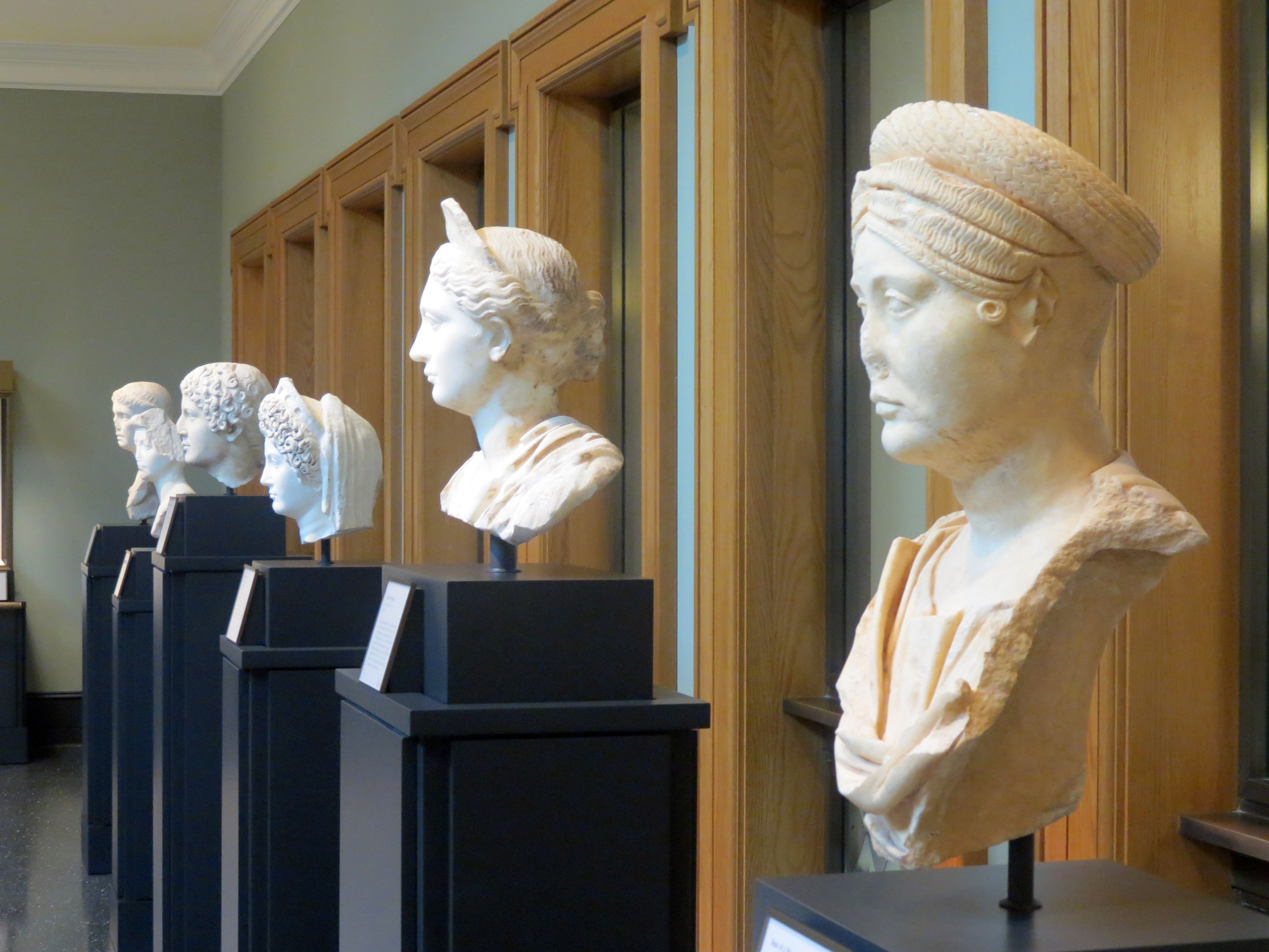 Bustos de mujeres romanas en el museo de Getty Villa, California.