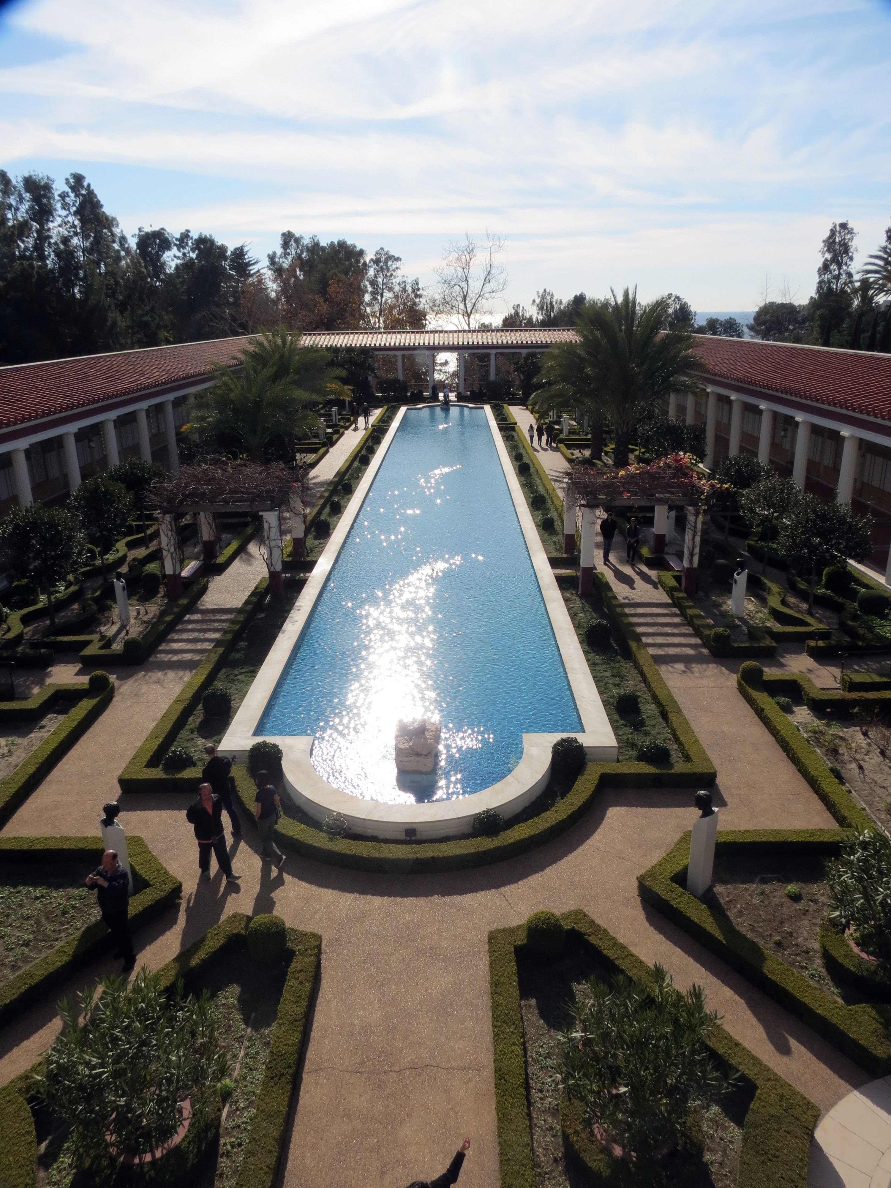 Estanque y jardines de Getty Villa, California.