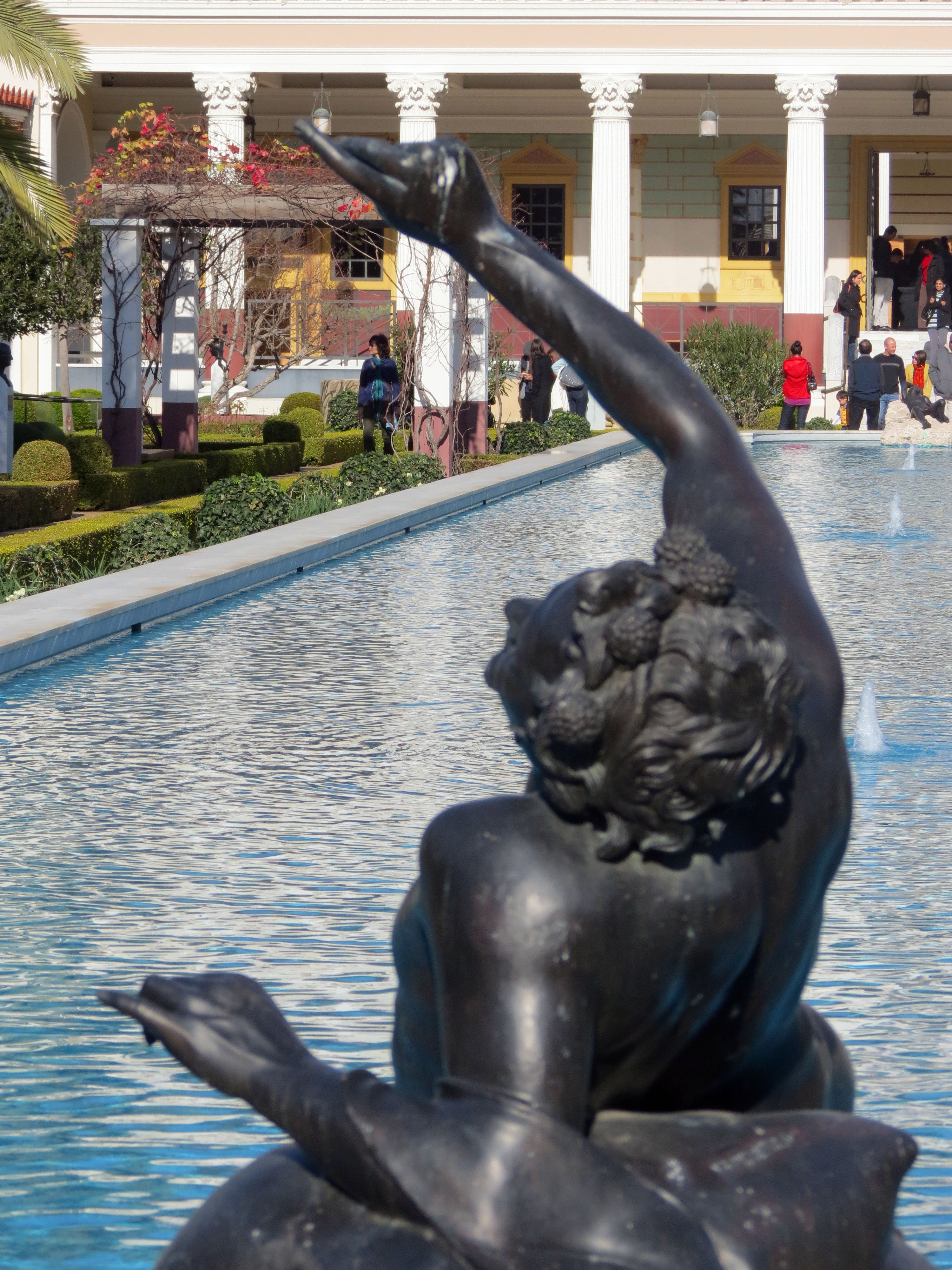 Estatua en jardín exterior de Getty Villa, California.