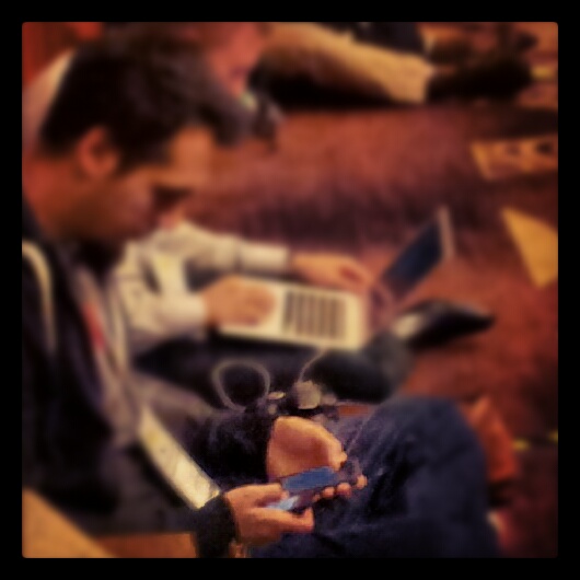 Periodista en la sala de prensa del CES 2013, Las Vegas, EE.UU. Internet