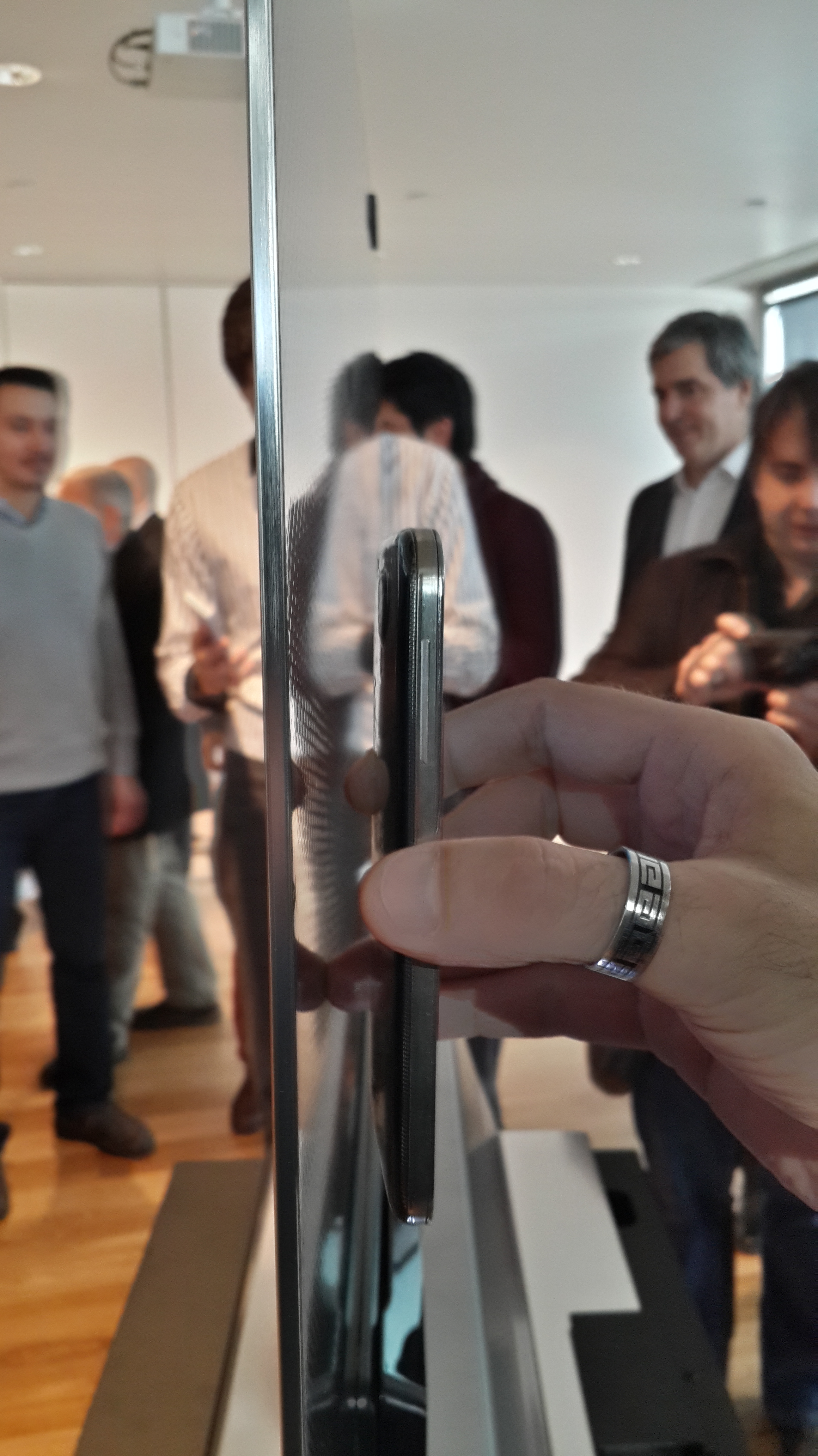 Comparación de un TV OLED de LG y un Samsung Galaxy S4. Gentileza del soporte del teléfono: Ignacio Pan.