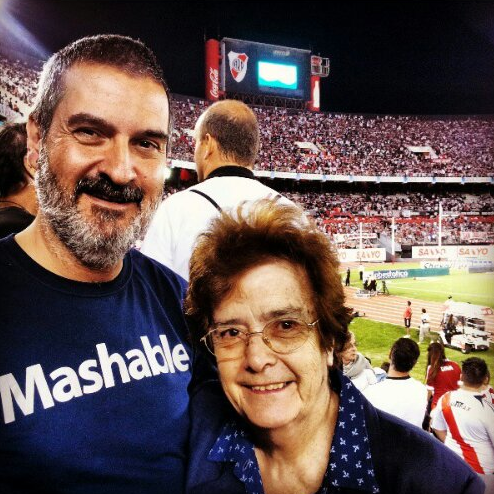 Con mi mamá, Martha Laurencena de Dergarabedian, el 10 de marzo de 2013 en el estadio Monumental, cuando River le ganó a Colón 3-0. madre