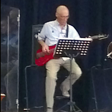 Julio Henry, el 28 de octubre de 2012 tocando el bajo en la Iglesia Presbiteriana San Andrés en Olivos.