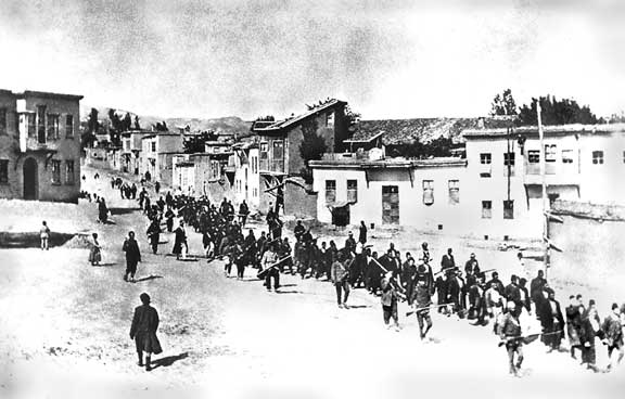 Armenios deportados, rodeados de soldados turcos, 1915.