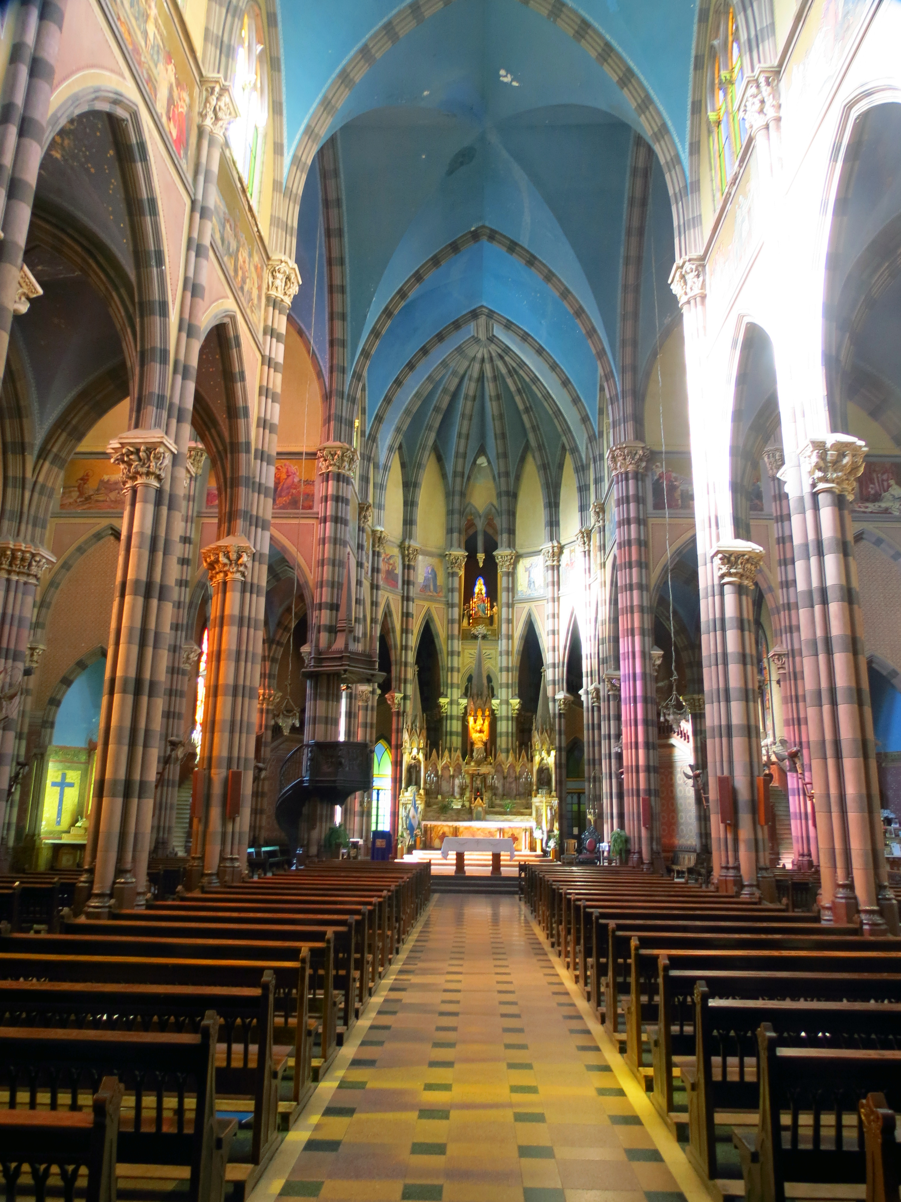 El interior de la Iglesia de los Capuchinos en Córdoba - Bahía César