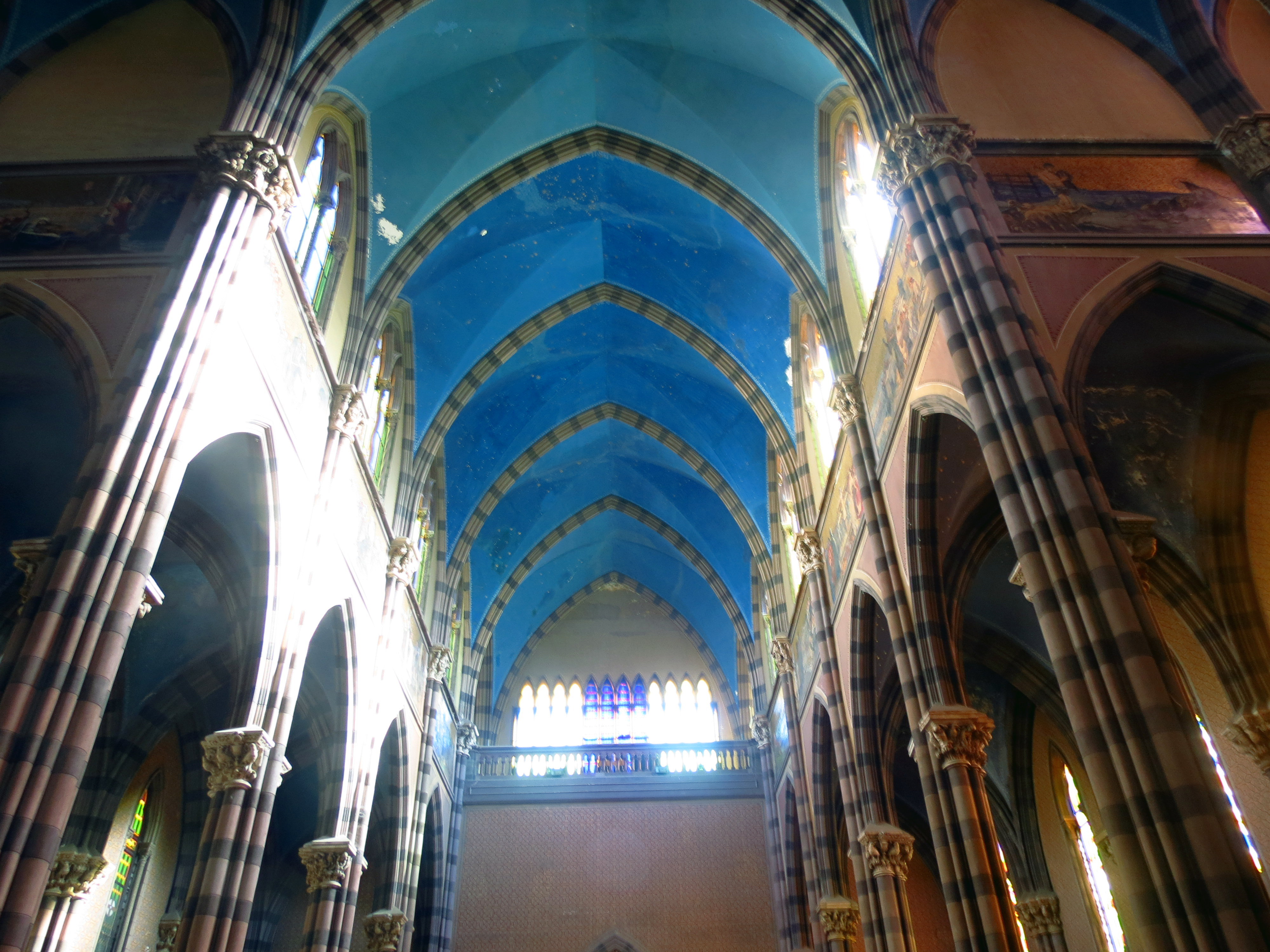 El interior de la Iglesia de los Capuchinos en Córdoba - Bahía César