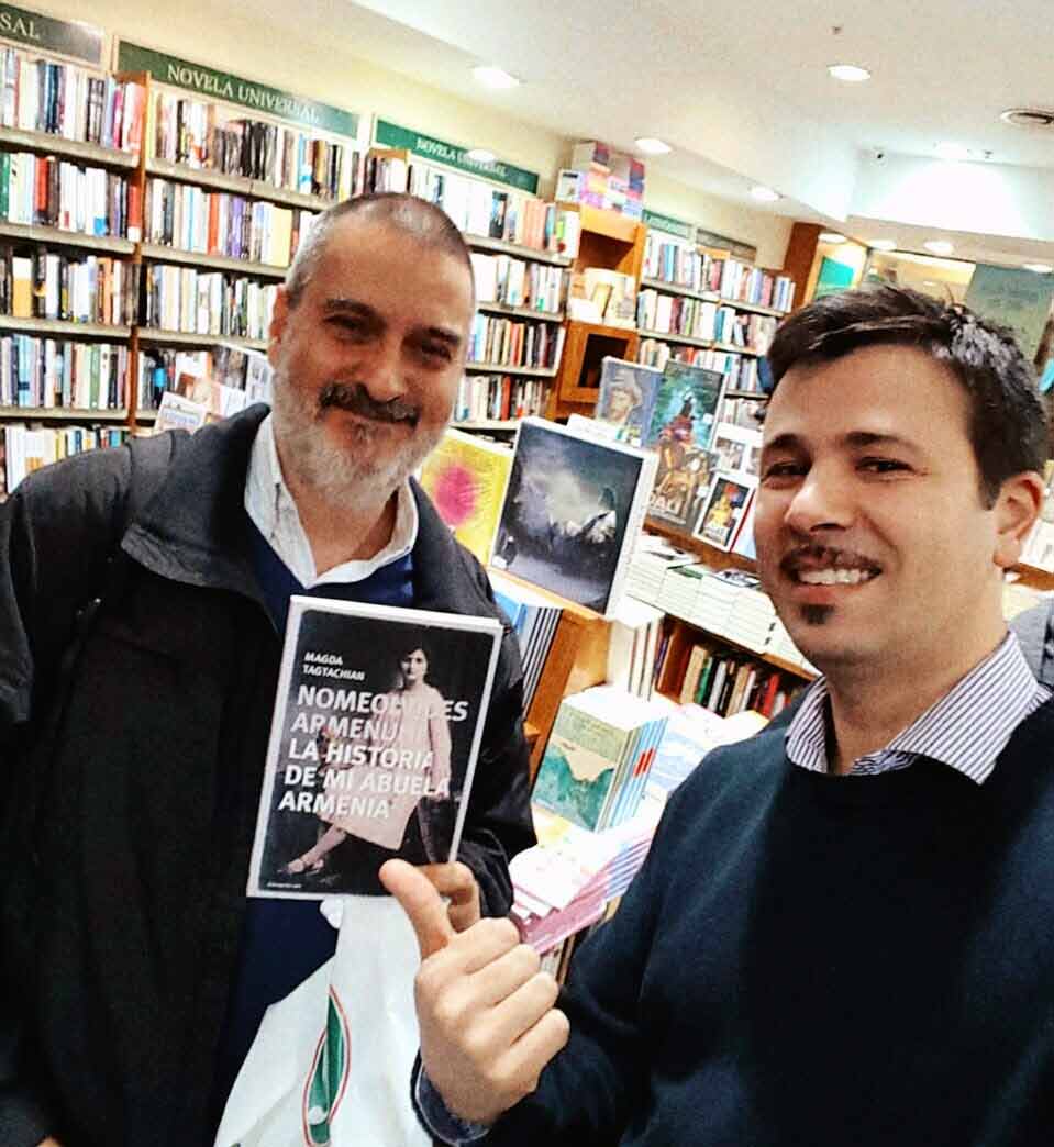 Junto a Santiago Do Rego, con el libro en la mano.
