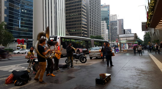 Colores musicales bajo la lluvia en la avenida Paulista de Sao Paulo