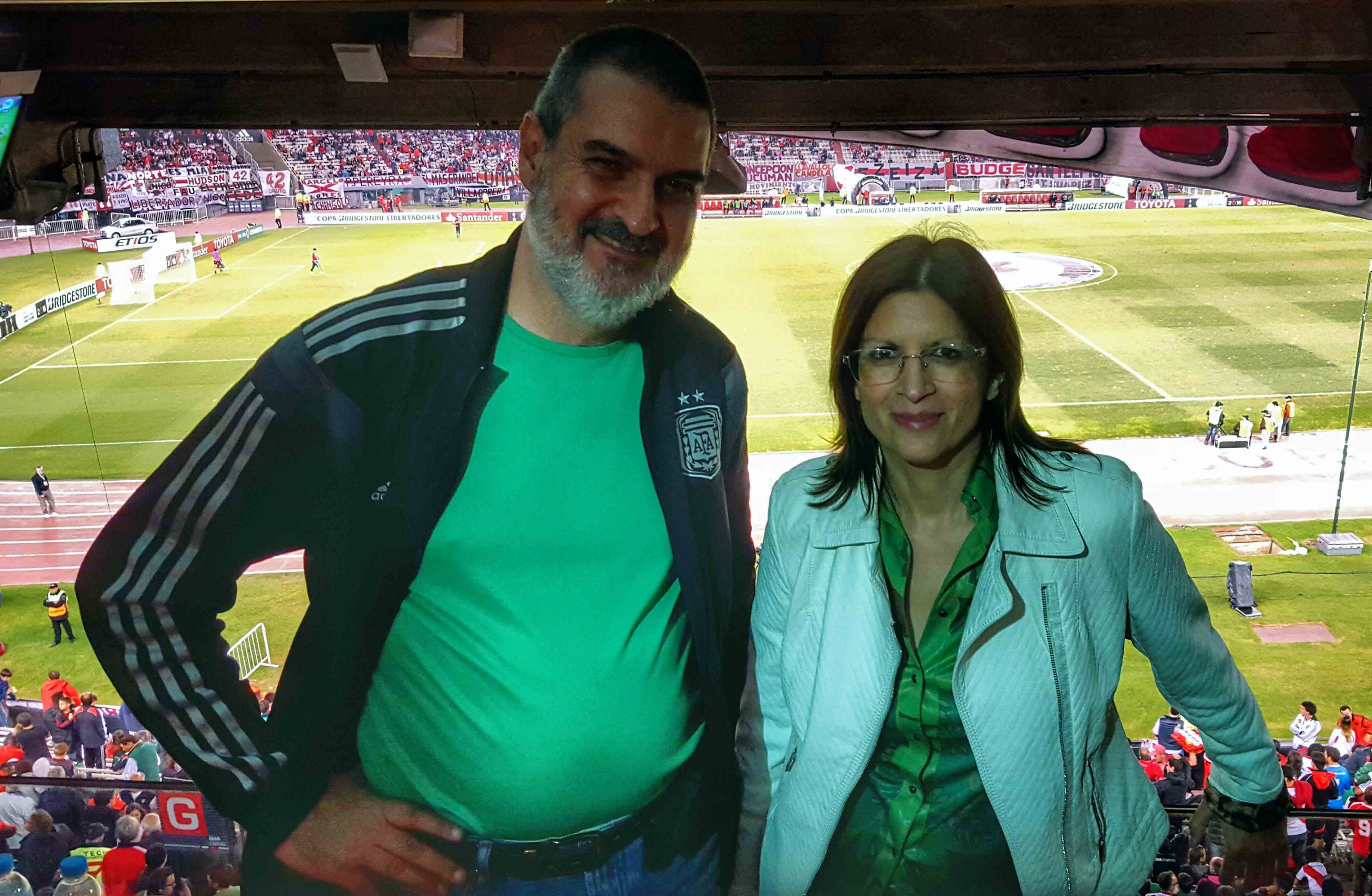 Con Alba Piotto. Estadio Monumental, Buenos Aires, marzo.