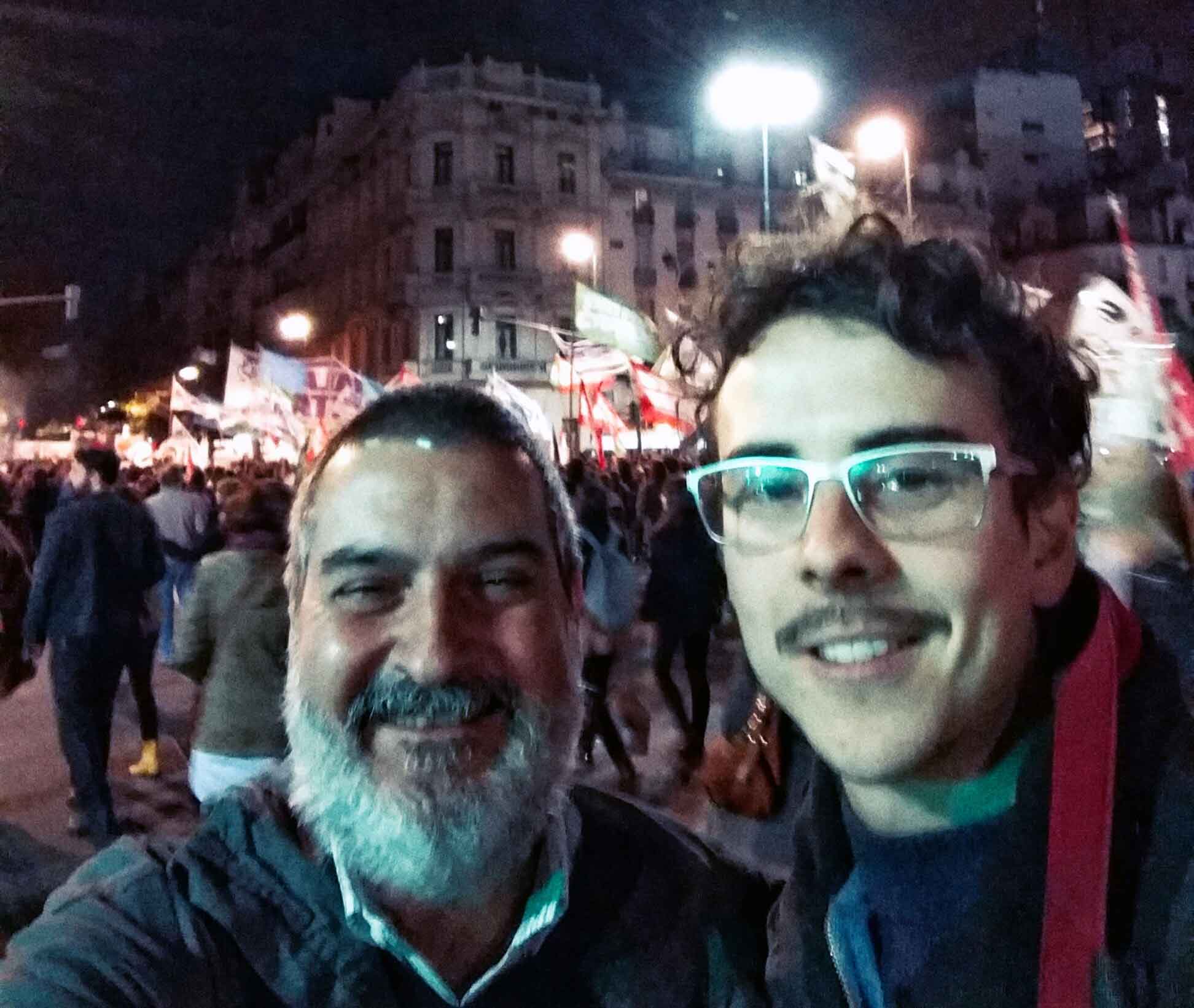 Con Julián Arribas. Segunda marcha #NiUnaMenos, avenida de Mayo, Buenos Aires, junio.