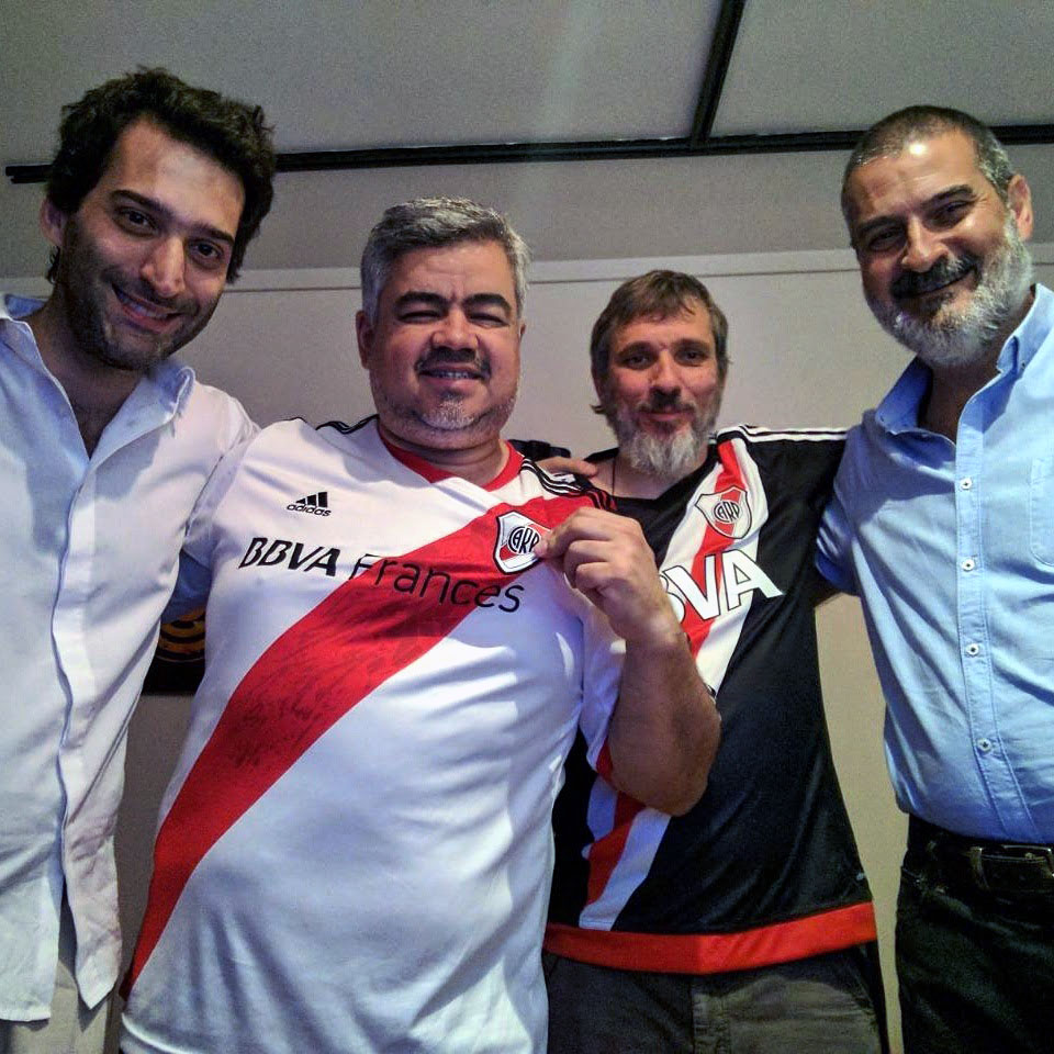 Con Lucas Viafora, Italo Daffra y "Nacho" Dimari, en la celebración de la Copa Argentina que ganó River Plate. Almagro, Buenos Aires, diciembre.
