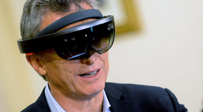 Macri renueva su imagen de «presidente techie» y prueba la «realidad mixta» de Microsoft