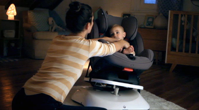 Una silla para bebés que imita el movimiento y sonido del auto