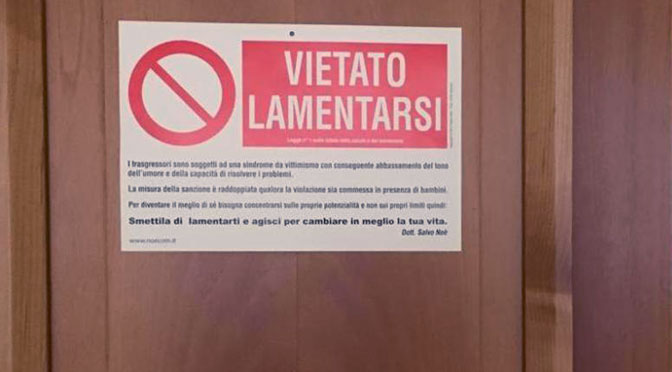 «Prohibido quejarse», el cartel colgado en la puerta de la habitación del papa Francisco
