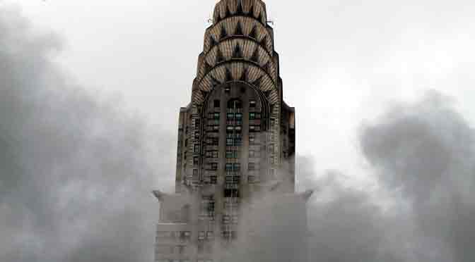 El edificio Chrysler, veteado con columnas de vapor en New York