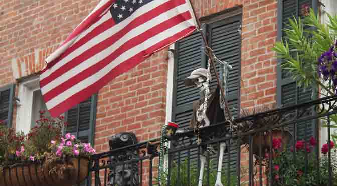 Personajes de balcones y galerías del Barrio Francés de New Orleans