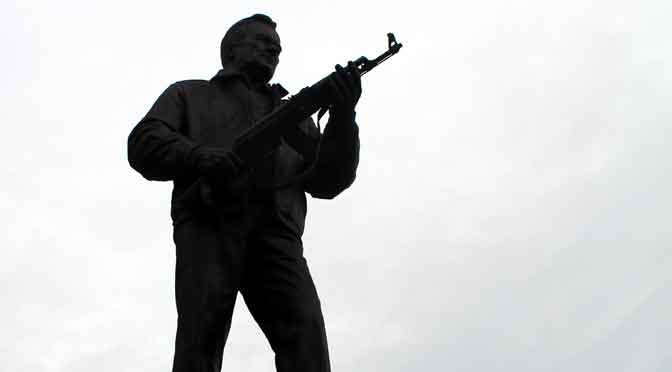 El polémico monumento a Mijaíl Kaláshnikov y su fusil AK-47 en Moscú