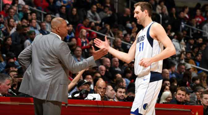 El gesto de un entrenador que frenó un partido de la NBA para homenajear a un rival