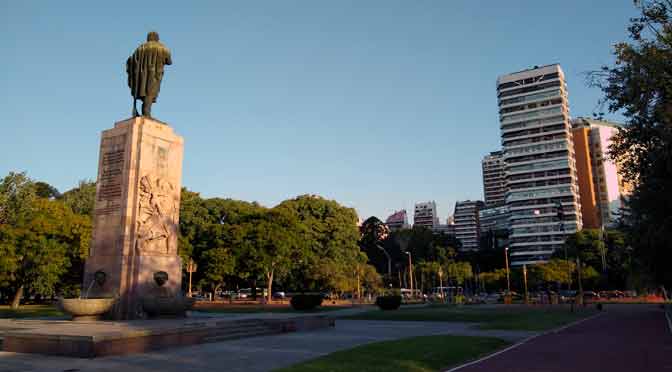 La plaza donde Artigas mira a Buenos Aires