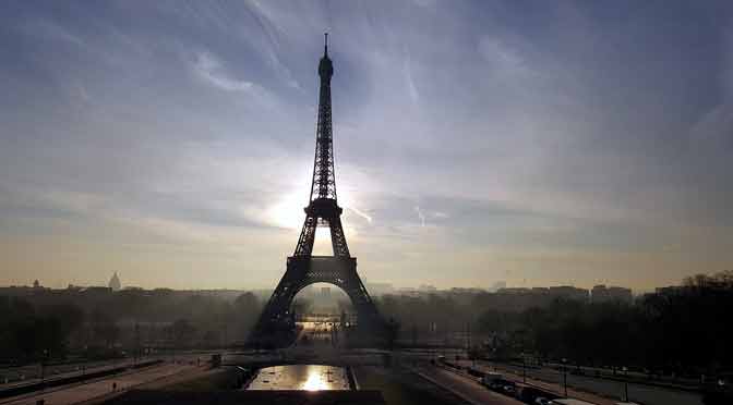 La torre Eiffel se vistió de gala para celebrar su cumpleaños 130