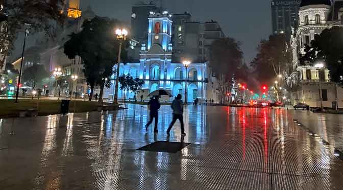 La Plaza de Mayo bajo el modo de visión nocturna del Motorola One Vision