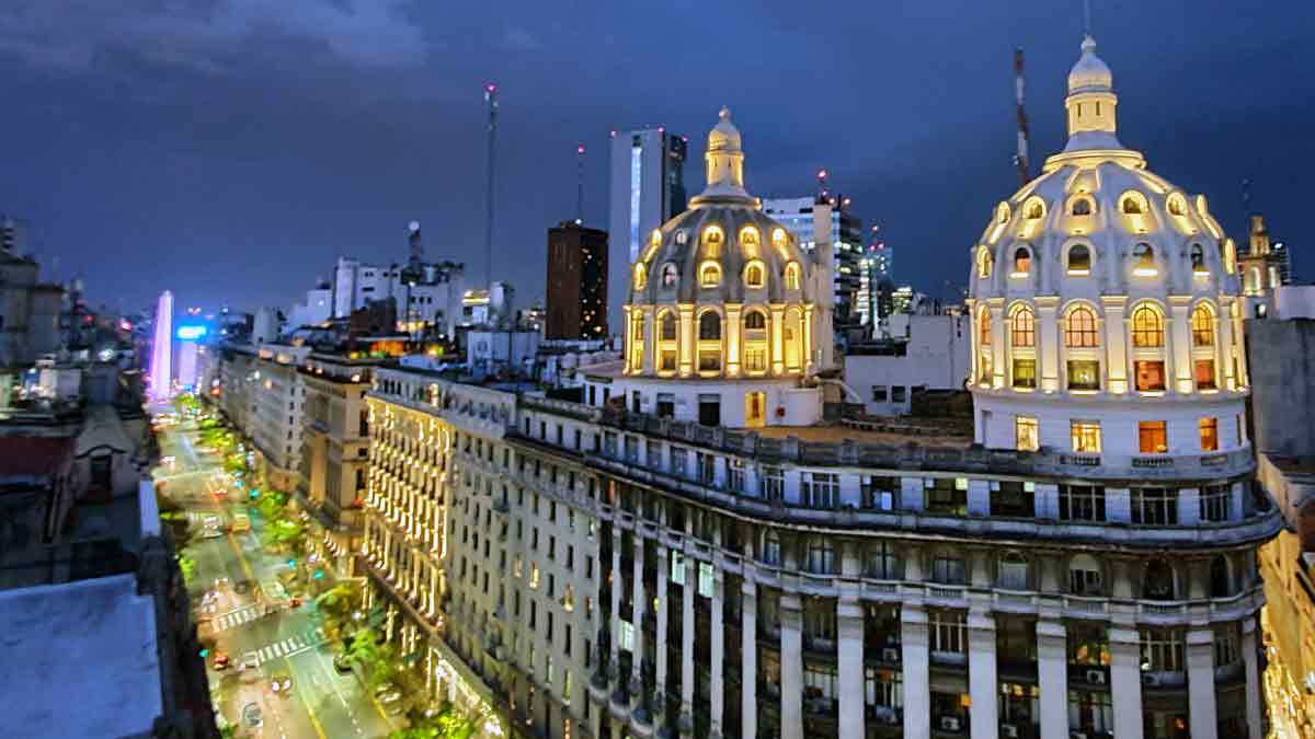 Buenos Aires de noche desde la cúpula del edificio Miguel Bencich