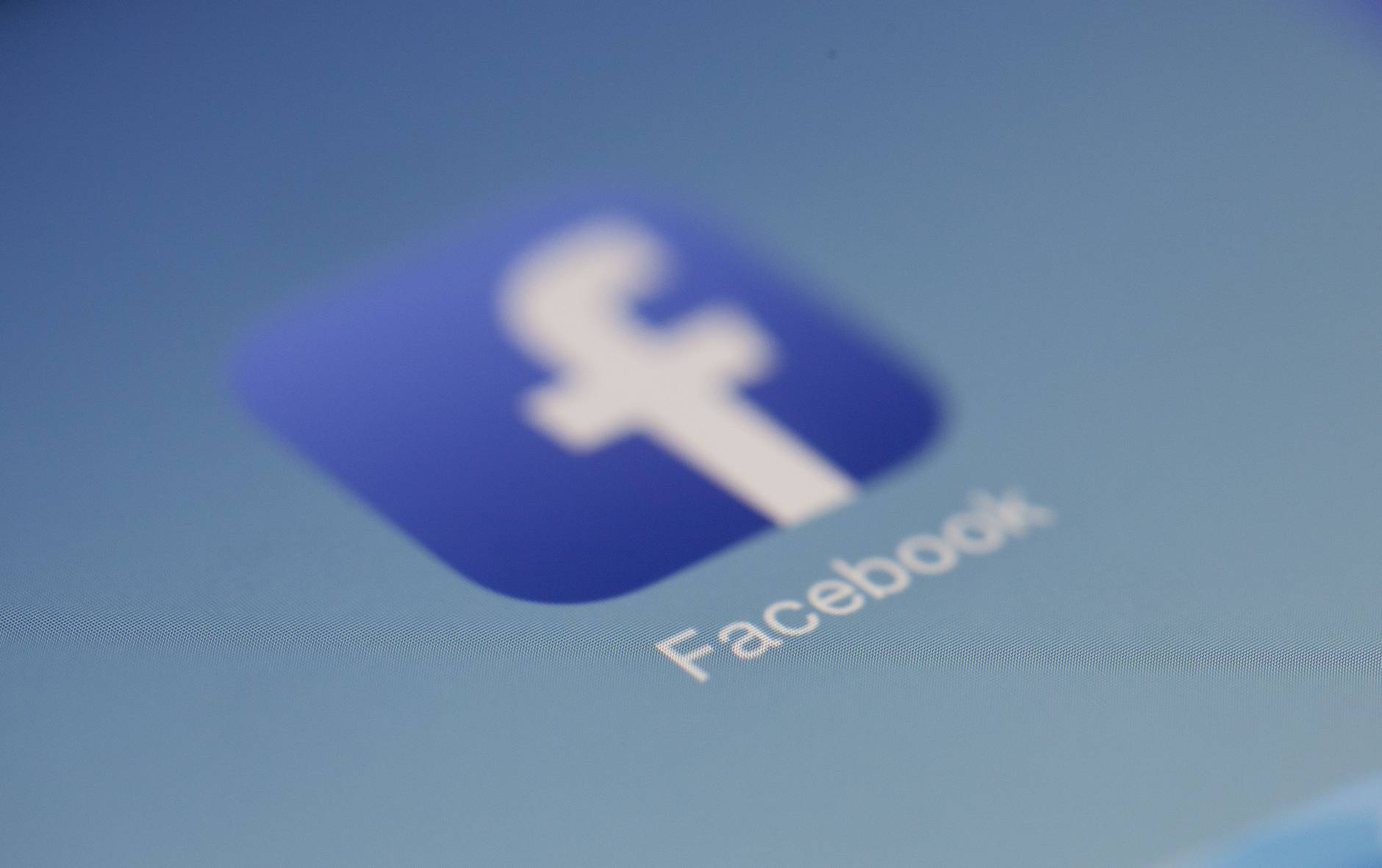 Desinformación en salud y propaganda socavan confianza en Facebook