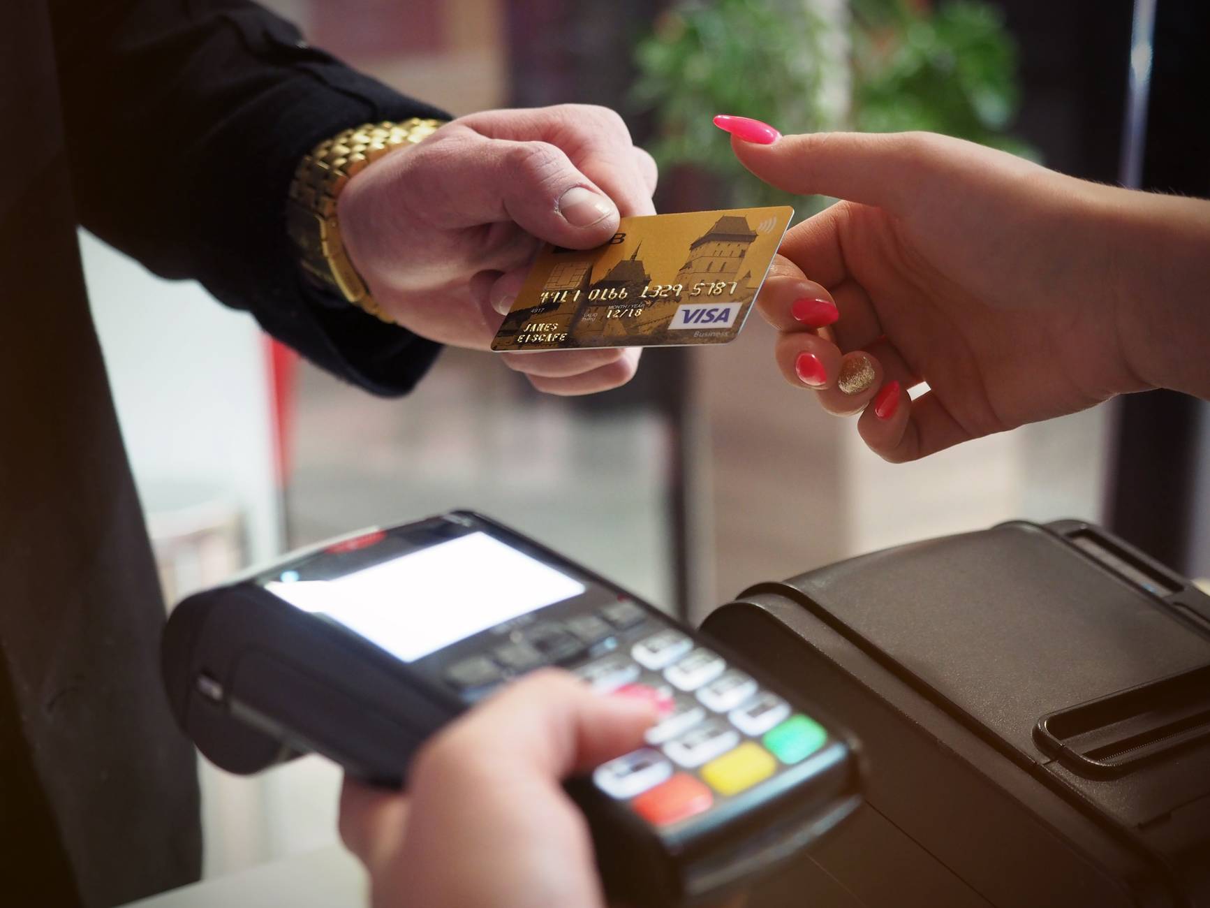 Compras con tarjeta de débito en comercios: en marzo se sumaron más de 500 mil usuarios