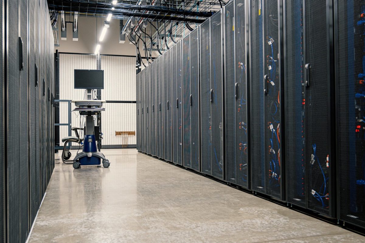 server racks in modern data center tecnológicas