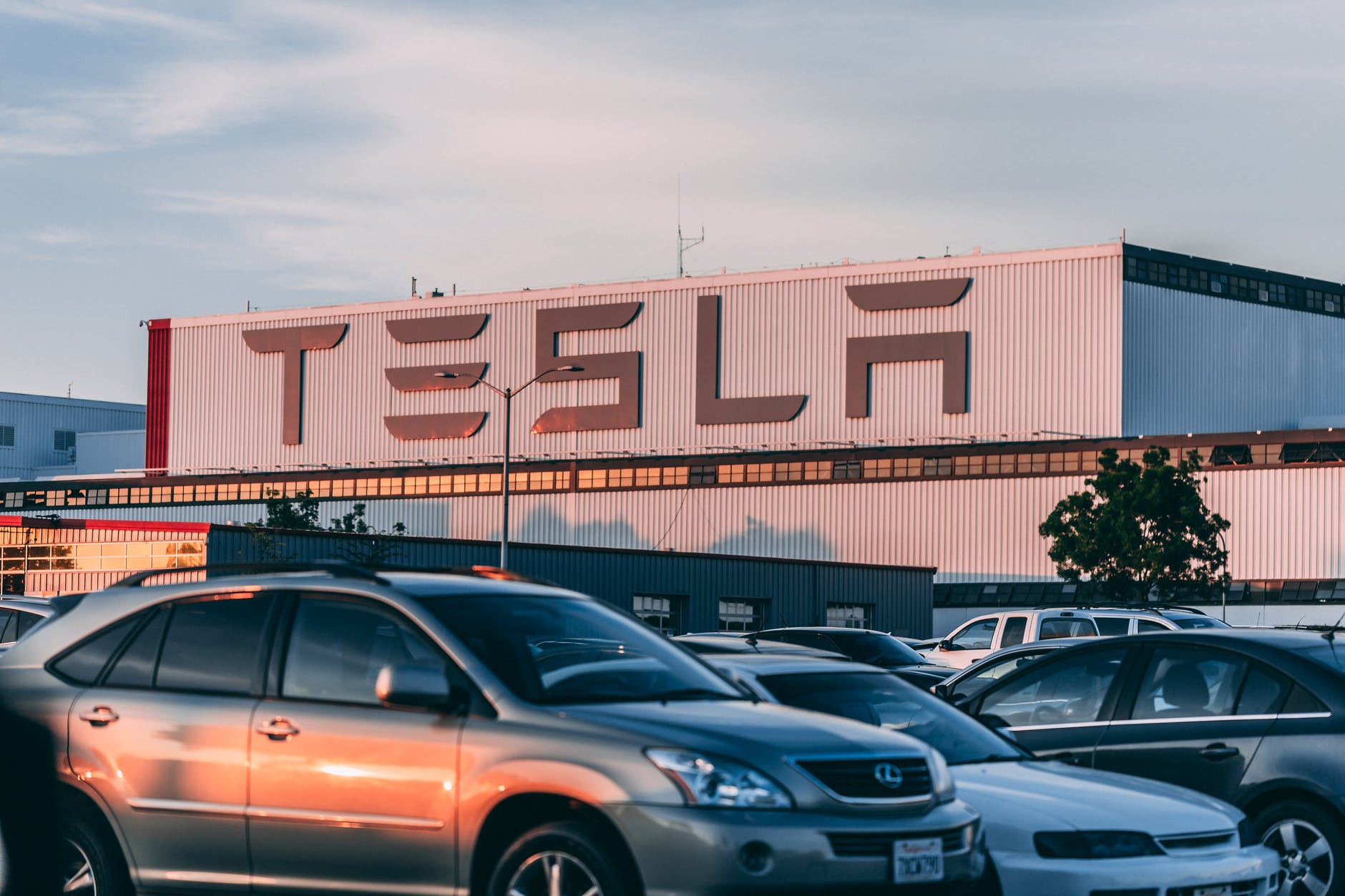 ¿Por qué Tesla logró un crecimiento meteórico en 2020?
