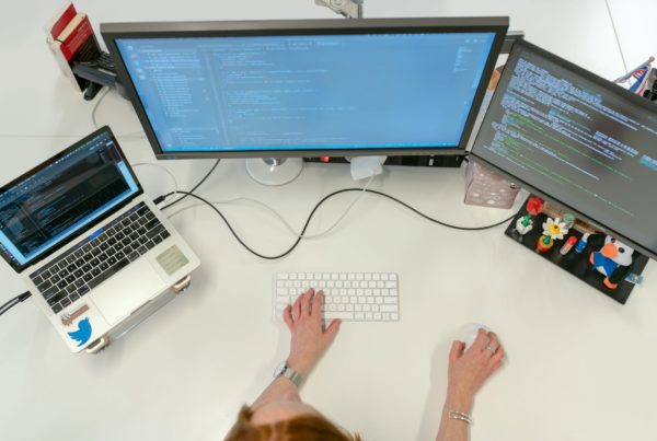 arquitectura de software female engineer coding on computer