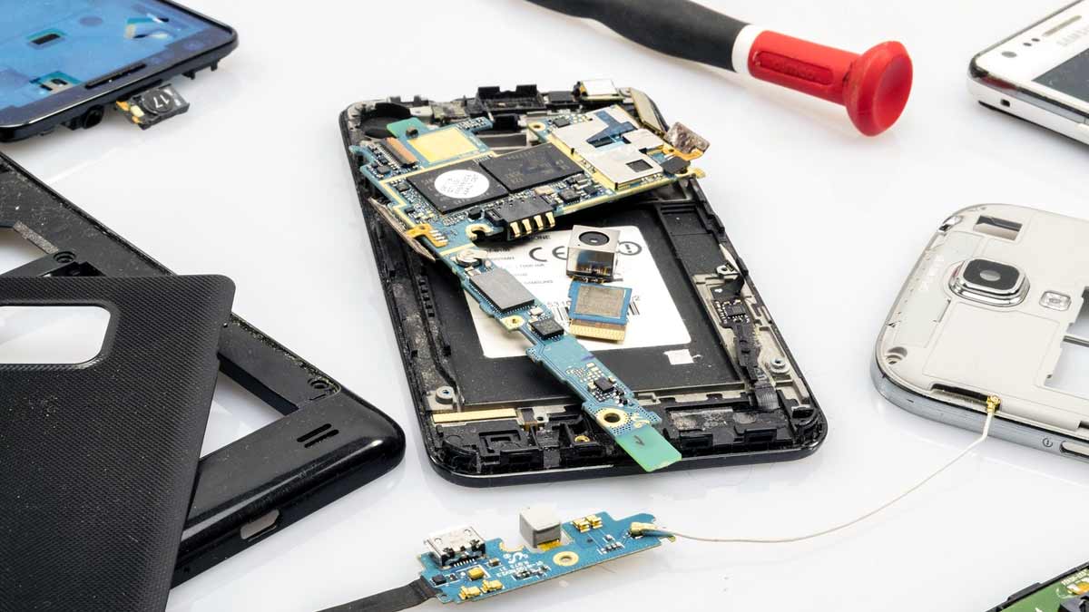 Samsung capacita a estudiantes de escuelas públicas en reparación de teléfonos móviles
