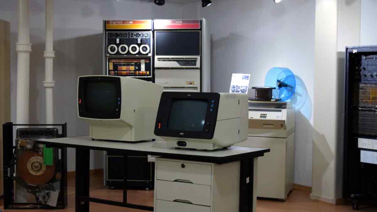 Museo de Informática dona mobiliario