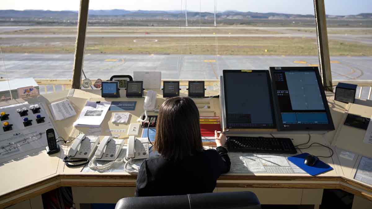 Controlador de tránsito aéreo: EANA lanza becas de formación