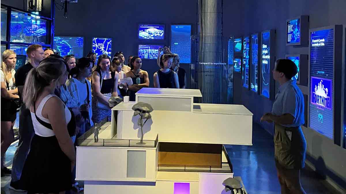 Exposición Conectados de la Fundación Telefónica Movistar se abre para visitas de escuelas