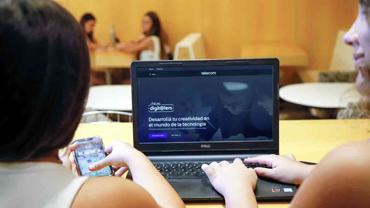 Telecom lanza cursos gratuitos de programación para niñas y adolescentes