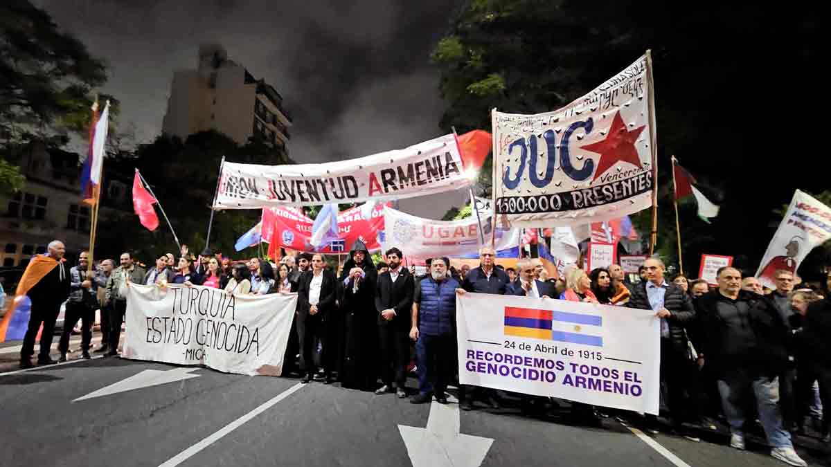 Genocidio armenio: marcha de la comunidad armenia en Buenos Aires por el 108º aniversario en 63 fotos